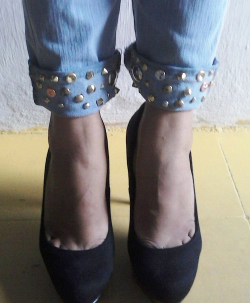 calça jeans com tachinhas na barra