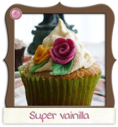 Cupcake de vainilla cubierto con buttercream de más vainilla y bellas flores de mazapán.