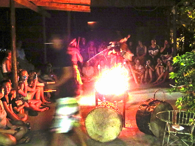 Zulu dansvoorstelling bij Bibs Backpackers, St. Lucia - Zuid Afrika