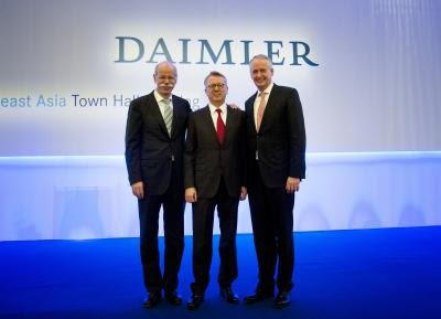 Dr. Dieter Zetsche (left), Chairman of the Board of Management of Daimler AG and Head of Mercedes-Benz Cars, together with Hubertus Troska (right), member of the Board of Management of Daimler AG responsible for China activities since December 13, 2012, and Ulrich Walker (middle), parting Chairman and CEO of Daimler Northeast Asia.