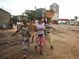 Des vendeuses des pains en panique le 30/12/2013 à Kinshasa, lors de l’attaque de la station de télévision nationale(RTNC) par des hommes non identifiés. Radio Okapi/Ph. John Bompengo