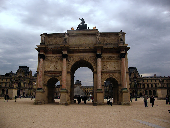 Qué ver en París en un fin de semana; Arco de Triunfo del Carrusel y edificio del Louvre