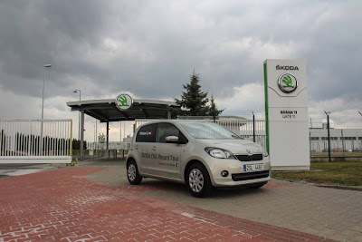 Skoda CitoGo CNG. Przed bramą siedziby Skoda w Mlada Boleslav Skoda CitoGo CNG. Przed bramą siedziby Skoda w Mlada Boleslav