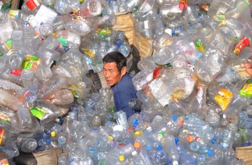 Un lavoratore tra i rifiuti della plastica a Shenyang, in Cina 2