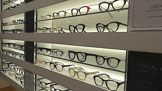 Mostrador de gafas en Kaleos Óptica Barcelona