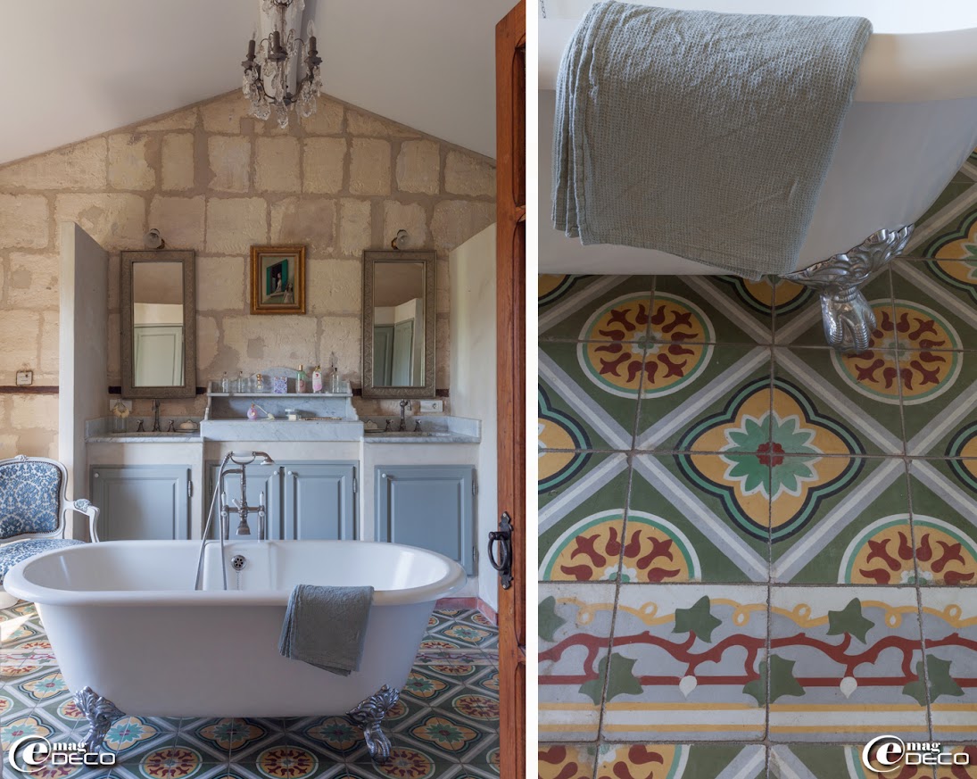 Dans une salle de bain, portes de placard 'Lapeyre' peintes, lustre à pampilles chiné à Villeneuve-lès-Avignon, linge de toilette nid d’abeille en lin 'Merci'