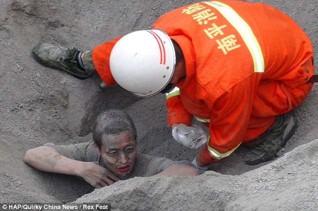 Pria Ini Terkubur Semen Hidup-Hidup Dan Masih Selamat Pria Ini Terkubur Semen Hidup-Hidup Dan Masih Selamat