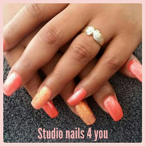 Studio nails 4 you logo