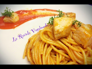 spaghetti integrali con cubetti di tonno e salsa di pomodorini confit