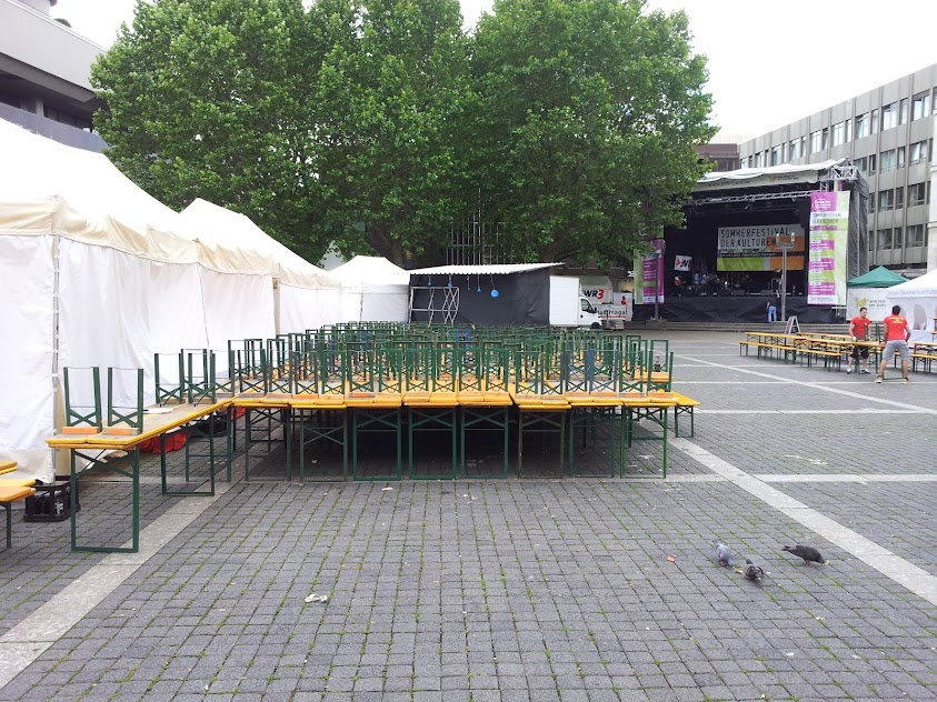Marktplatz Bild von den noch nicht fertig aufgebauten Biergarnituren