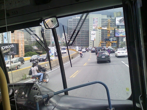 Autopista de Prados del Este desde el Metrobus en Caracas, Venezuela