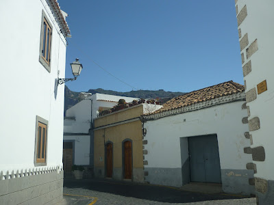 Häuser in San Bartolomé de Tirajana mit dem höchsten Berg Gran Canarias im Hintergrund.