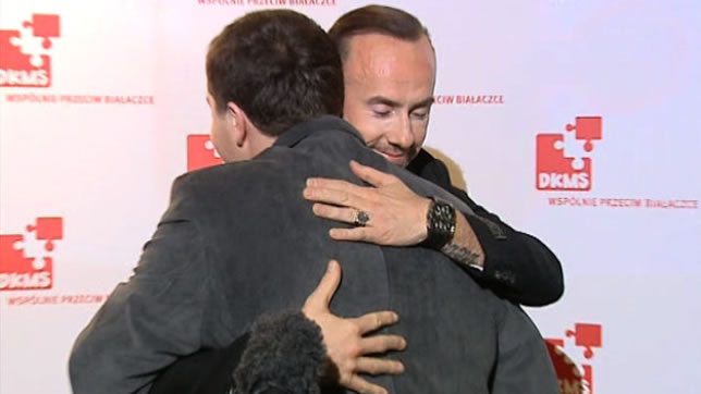 Nergal abraçando o Grzegorz Kajto