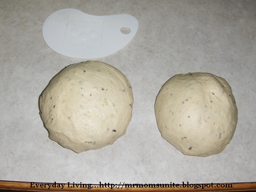 photo of the dough rolled into balls