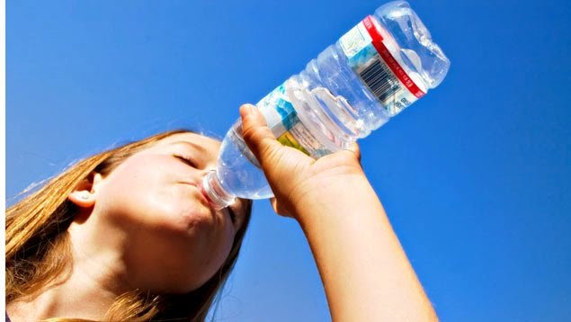 Razón para no beber más agua embotellada, tiene más