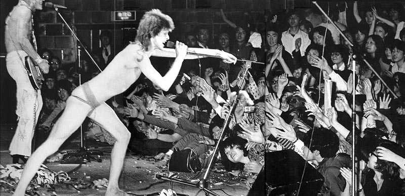 David+Bowie+as+Ziggy+Sturdust+on+stage+1972.jpg
