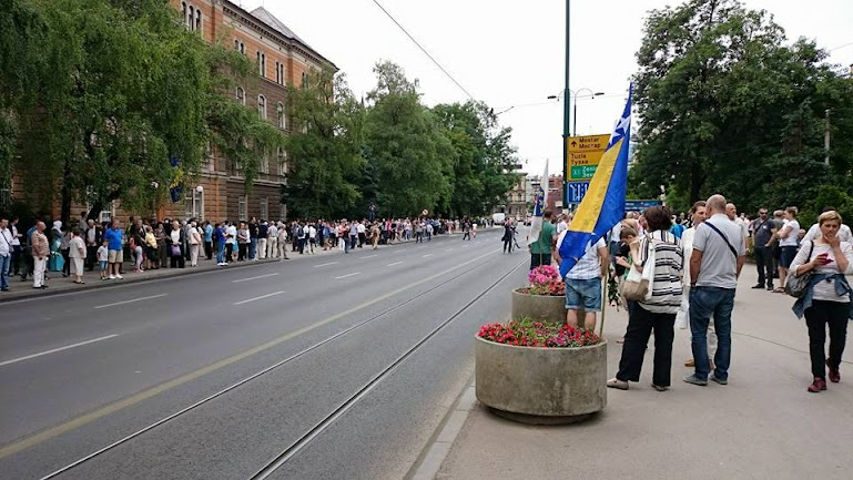 1020 Iščekivanje povorke. Građani se okupljaju ispred Predsjedništva BiH