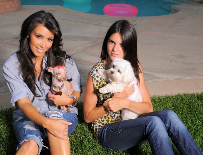 Ким Кардашян (Kim Kardashian) в фотосессии у себя дома в Лос-Анджелесе (7 июля 2009)