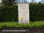 Lance Corperal R.J.Wilson, Coldstream Guards 1e April 1945, Leeftijd 23, Oosterbegraafplaats Enschede.