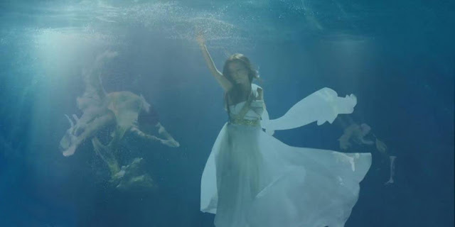 14.10.2011: Triệu Vy quay phim ngắn dưới nước cho LHP Kim Kê – Cùng nam vũ công thực hiện vũ điệu mộng ảo