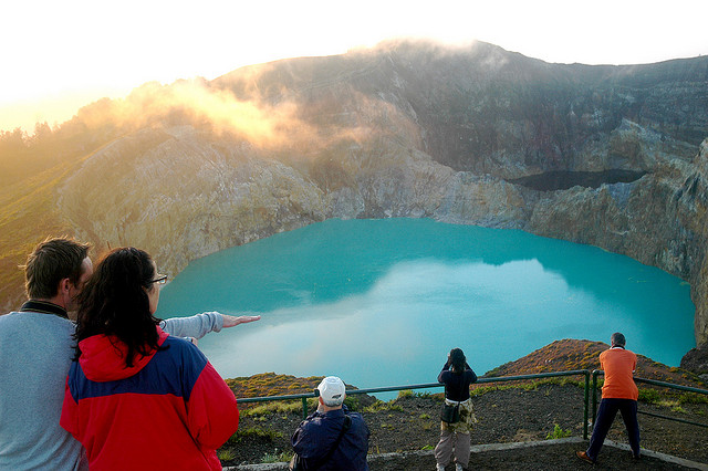 في اندونيسيا : البحيرات العجيبة الملونه Kelimutu%2520Indonesia%2520volcanic%2520Lakes%2520three%2520colours%25208