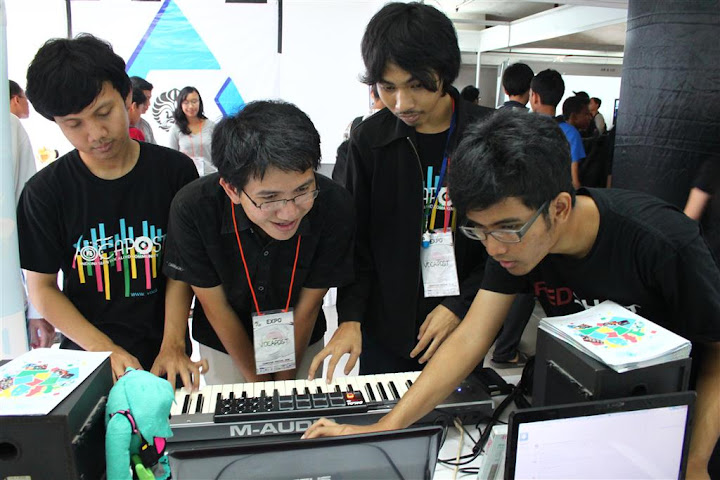 [DONE] VocaPost goes to Compfest UI 2012 - Page 2 IMG_4576