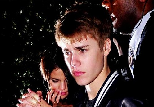 Bieber Fans Punch Selena Gomez selena gomez punched in the face by justin bieber fan. Bieber Fans Punch Selena Gomez