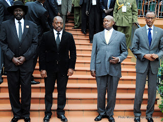 (De G.à.D) presidentes Salva Kiir do Sudão do Sul, Joseph Kabila da RDC, Yoweri Museveni, do Uganda e do Ruanda, Paul Kagame, no final da Cimeira Extraordinária VII da ICGLR em Kampala (quinta-feira, 5 de setembro ).