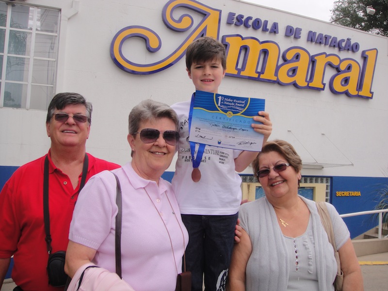 Natan e avós, no festival de natação da Amaral