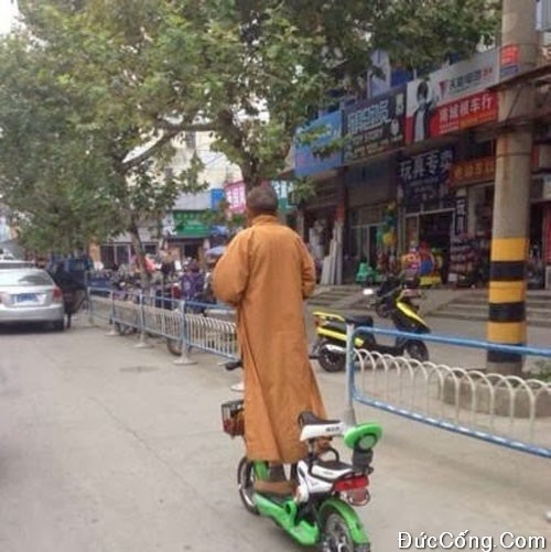 Thơ vui xàm xí đú họa ảnh bá đạo, hài vãi cả Lìn Ông sư chùa đi xe bá đạo