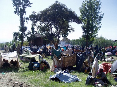 エチオピア旅行記|教会近くの空き地で野宿する巡礼者たち