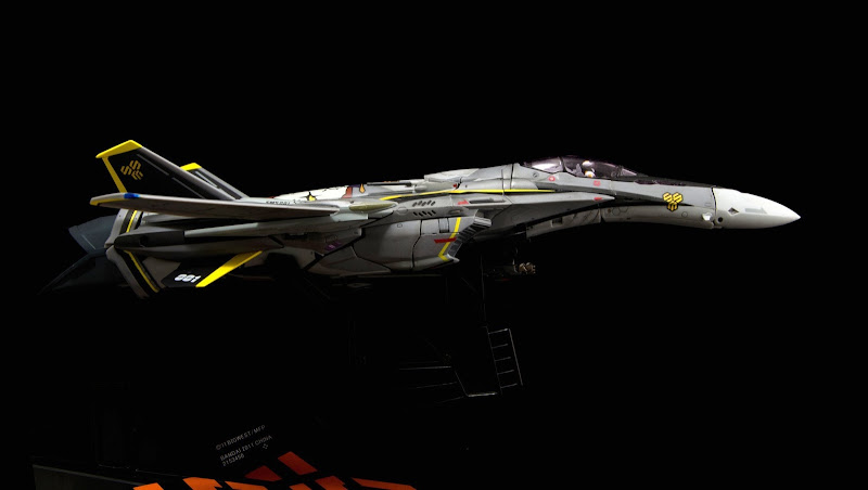 VF-25S_Ozma_fighter_05.jpg