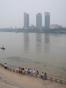 people one a stone railing next to the Xiang River in Hengyang
