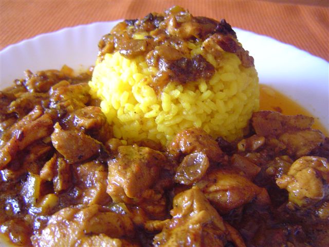 Pollo al curry con pasas y arroz en Farsa de pollo con curry y pasas para patatas asadas