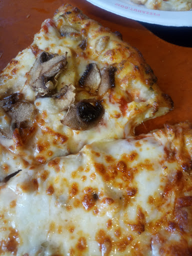 Pizza Restaurant «Pizza Hut», reviews and photos, 7623 S Osborne Rd, Upper Marlboro, MD 20772, USA