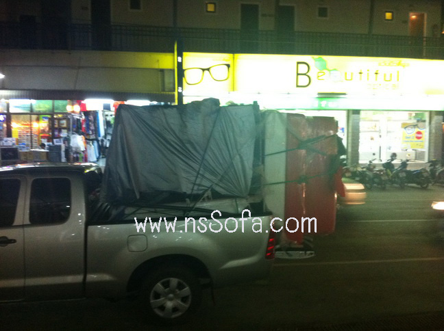 โซฟาสั่งทำ ที่ ร้านไอติม เกาะช้าง (Ice Cream Shop @ Koh Chang) เป็น โซฟาหนังเทียม (PVC) สีขาว Frame สีแดง 3 ตัว โซฟาหนังเทียม (PVC) สีแดง Frame สีแดง 3 ตัว ประกบหลัง สลับสี