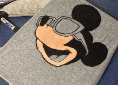Camiseta customizada com estampa do Mickey Mouse