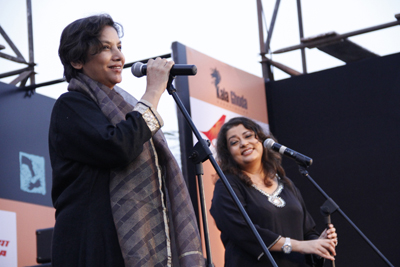 Shabana Azmi with singer Ishita Ganguly during 'Kala Ghoda' Festival, held in Mumbai on February 3, 2013. (Pic: Viral Bhayani)