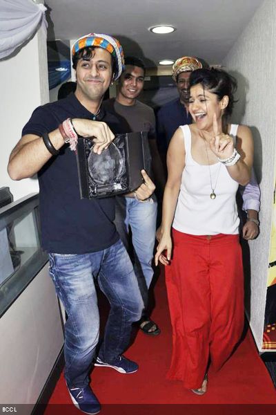 Salim Merchant seen shaking a leg with RJ Archana during 'Musical-E-Azam' event, held in Mumbai on January 28, 2013. (Pic: Viral Bhayani)