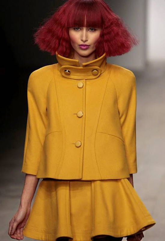 実写版ハマーン様と話題で赤い髪型の女性はポールコステロのファッションショーのモデル