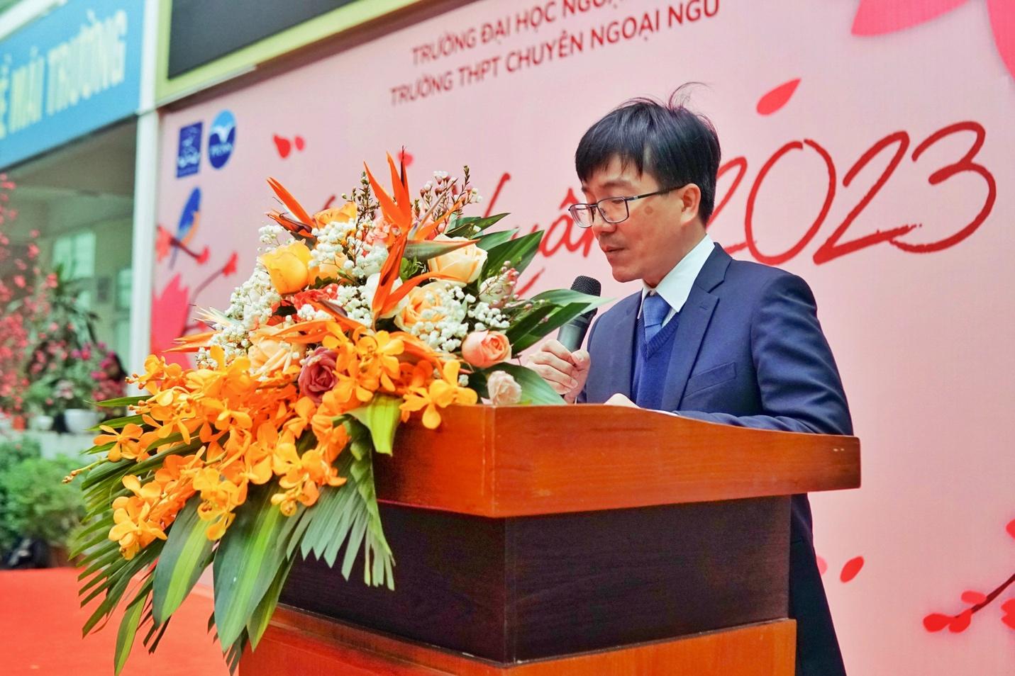 A person standing at a podium with a bouquet of flowers</p>
<p>Description automatically generated with medium confidence