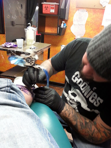Tattoo Shop «Needle Bar Tattoo Parlor», reviews and photos, 4971 Dodge St, Omaha, NE 68132, USA