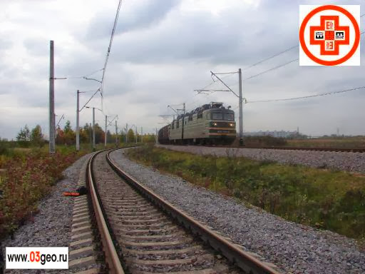 Геодезические работы на железнодорожных путях весьма опасны, поэтому требования техники безопасности геодезических работ очень важны. Фото грузового электровоза с составом