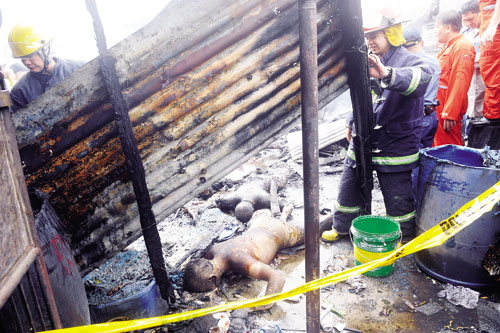 kapal terbang terhempas Anggota bomba mengalihkan sekeping zink yang menghempap mayat-mayat selepas sebuah pesawat ringan yang terhempas menyebabkan kebakaran di kawasan penempatan di daerah Paranaque, Manila, semalam.