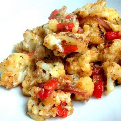 gebratener Blumenkohl mit Spitzpaprika und Zwiebel