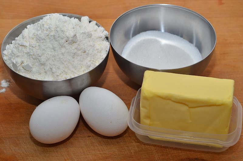 Чуть чуть сахар. Ингредиенты для песочного печенья. Мука яйца сахар. Мука сахар сливочное масло яйца. Маргарин яйца мука сахар.