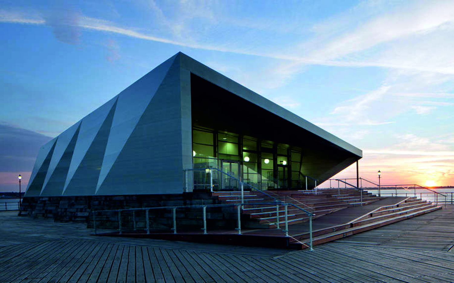 9 Clifftown Parade, Southend-on-Sea, Essex County SS1 1DP, Regno Unito: [CULTURAL CENTRE BY WHITE ARKITEKTER]