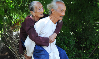 Thơ họa ảnh cụ già cõng Mẹ đi chơi (thơ cảm động về tình Mẹ con) ảnh cụ già cõng Mẹ đi chơi