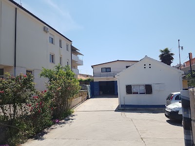 Photos of La Perla - Laundry service