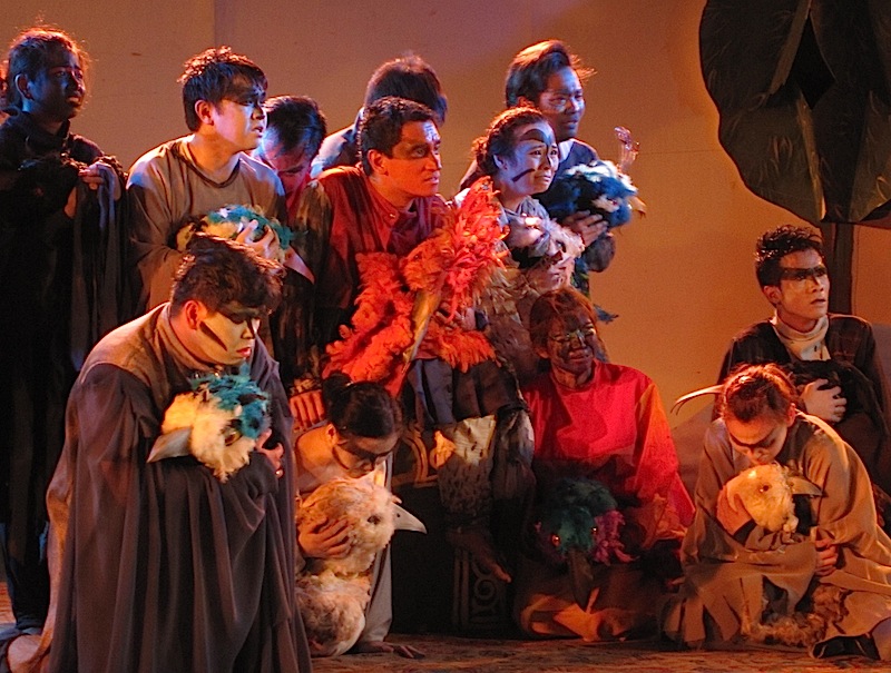 a scene from Tanghalang Ateneo's 'King of the Birds'
